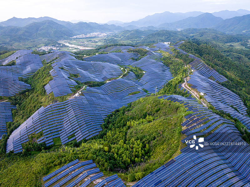 山中日落时的太阳能发电站图片素材