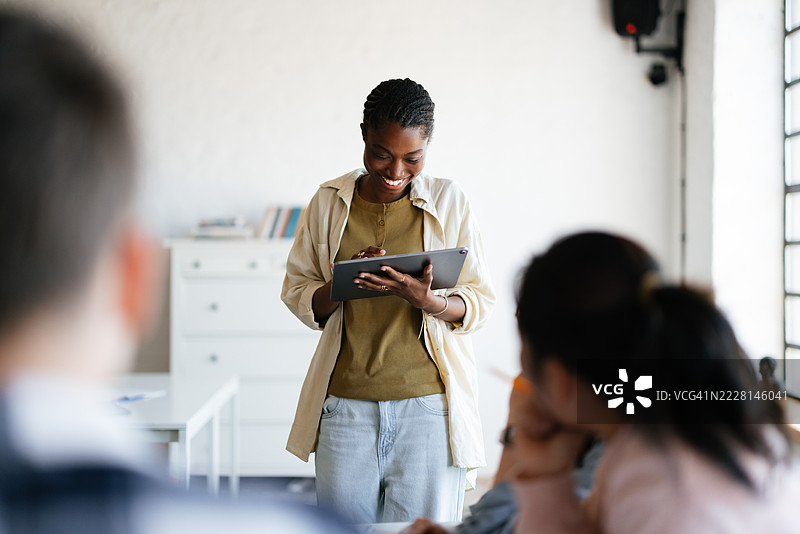 专注的年轻女性在明亮的房间里向一群人做演讲图片素材