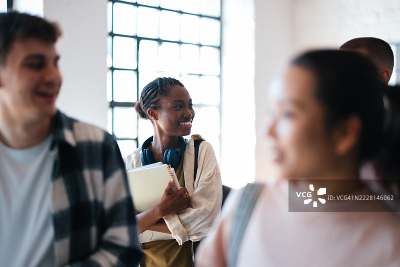 快乐的学生在明亮的教育环境中社交图片素材