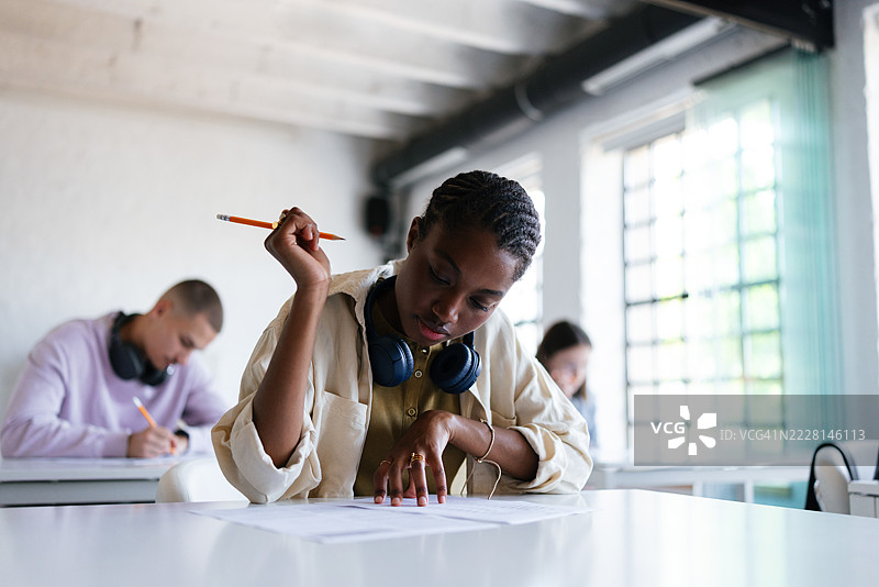 专注的学生在明亮的教室里参与学术活动图片素材