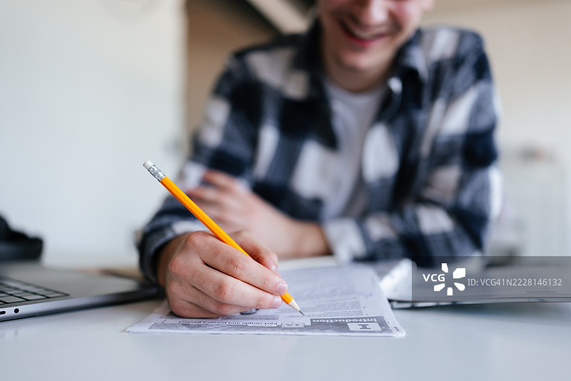学生在教室里用铅笔写测试答案图片素材