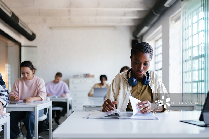 学生们在专注的氛围中教室里学习图片素材