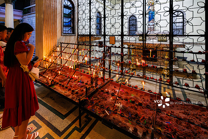 菲律宾圣塞巴斯蒂安大教堂的菲律宾信徒。图片素材