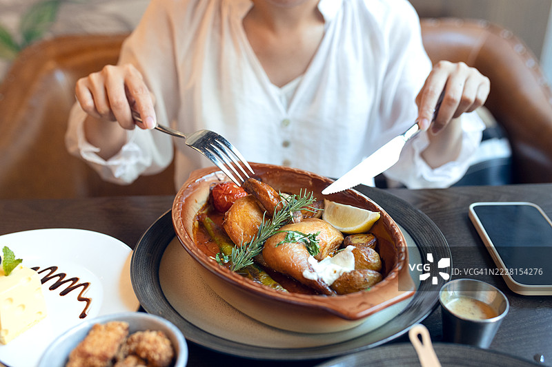 一位亚洲女性在餐厅用餐图片素材