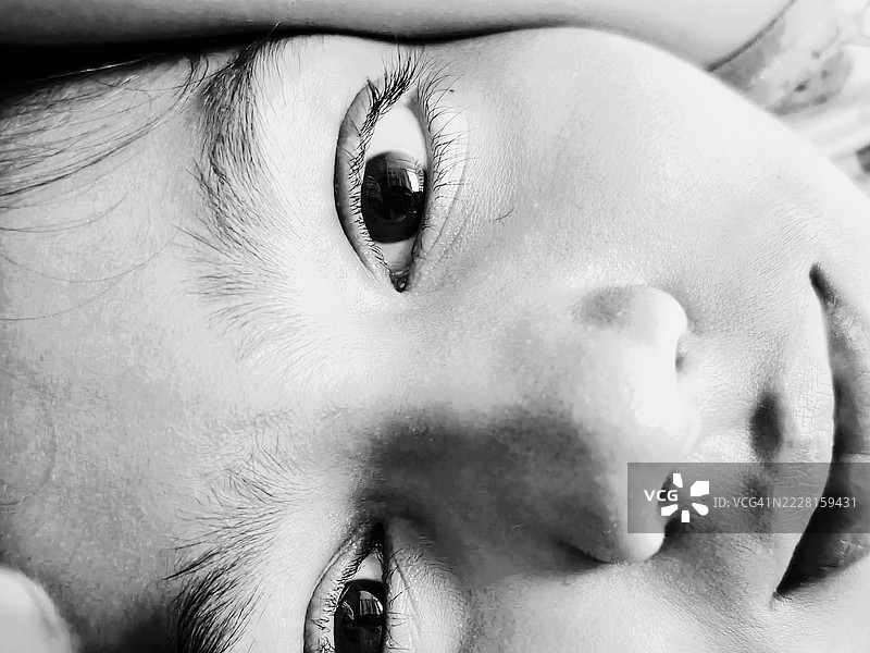 黑白色调下儿童眼睛的特写肖像图片素材