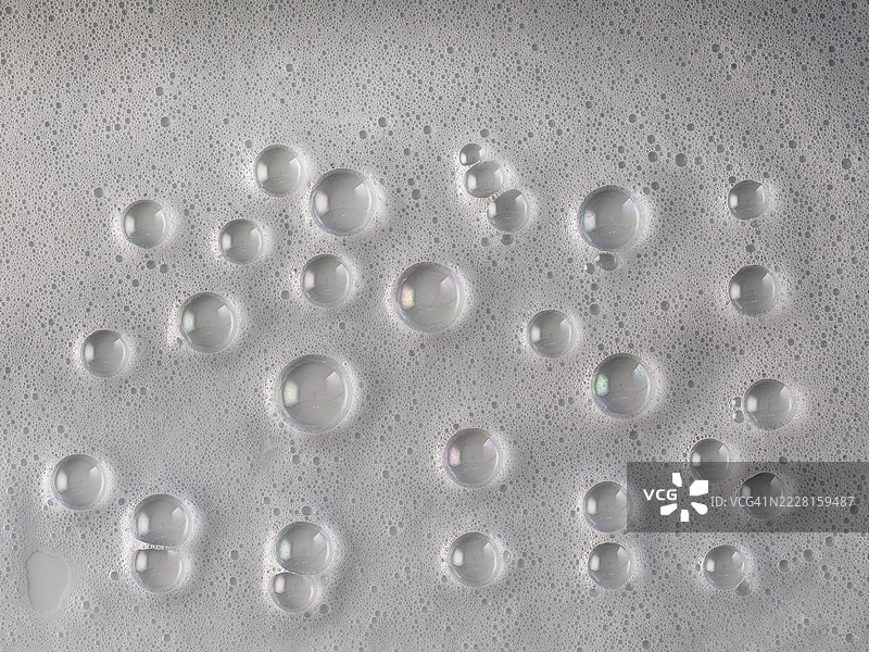 白色表面上的肥皂泡沫和气泡的全景。图片素材