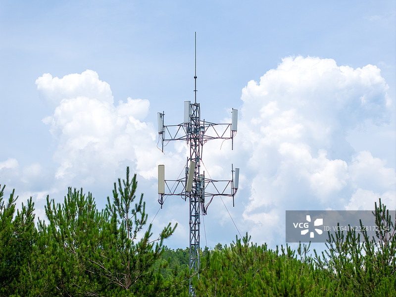 森林中绿树环绕的通信塔鸟瞰图图片素材