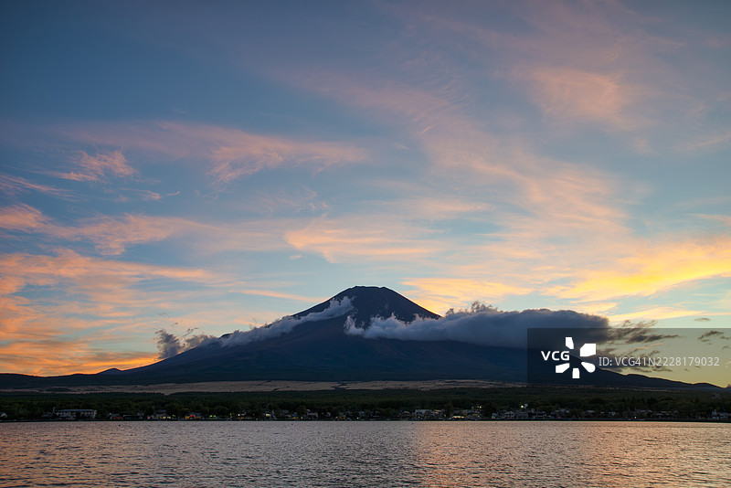 日落时分的山中湖与富士山图片素材