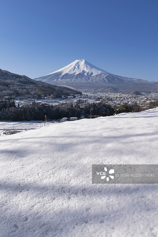 冬晨雪覆盖的小镇与富士山图片素材