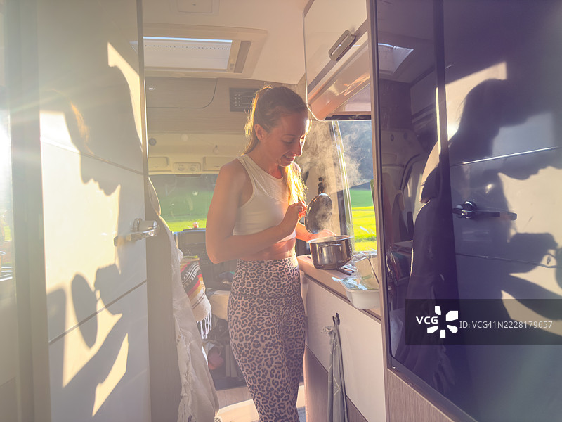 女人在房车内准备食物图片素材
