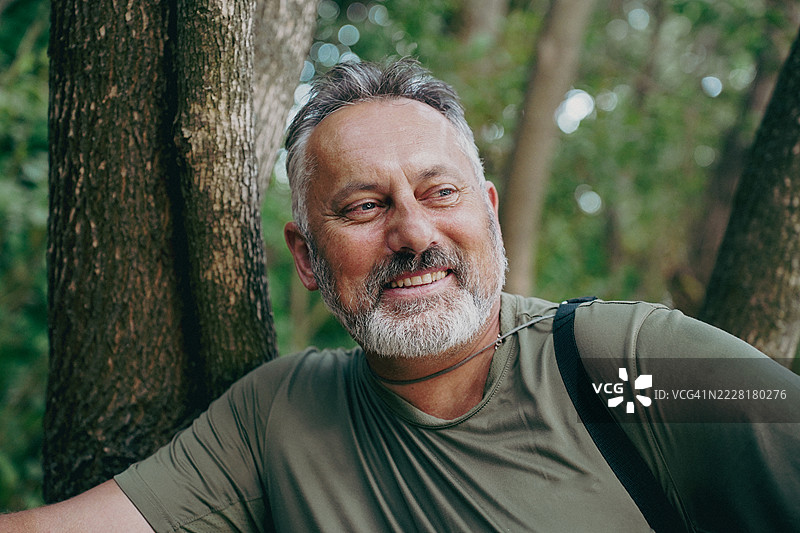 老年探险者探索丛林 – 友谊、幽默与自然探险图片素材