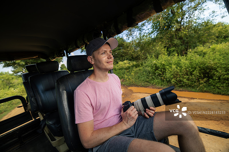 在野生动物园旅行的游客与相机图片素材