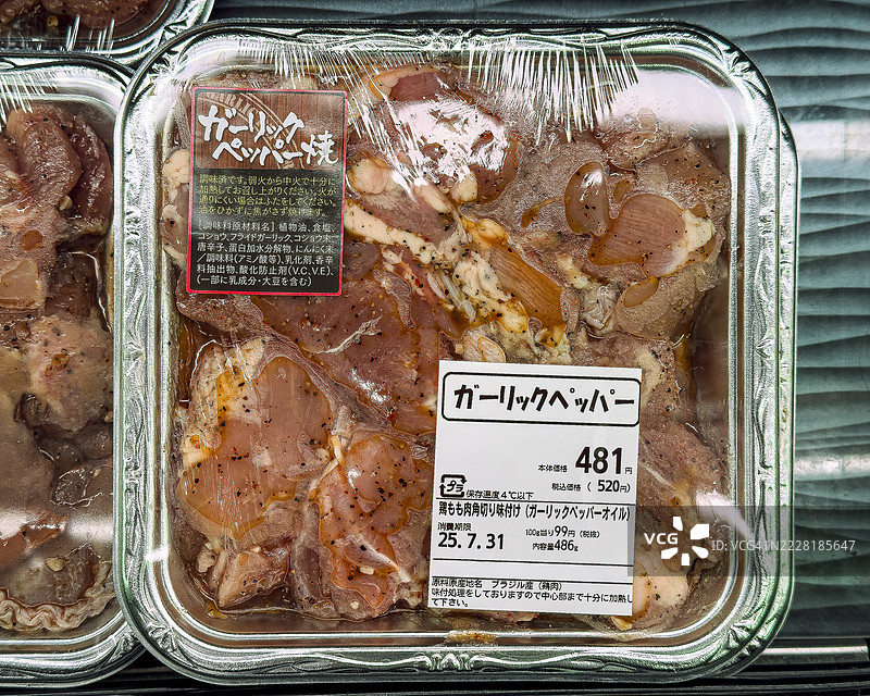 巴西来源的蒜椒油腌制鸡肉包装图片素材