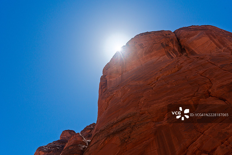 美国西南部红岩悬崖上的日出光辉图片素材
