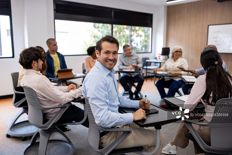 快乐的研究生在课堂上与同学们进行辩论图片素材
