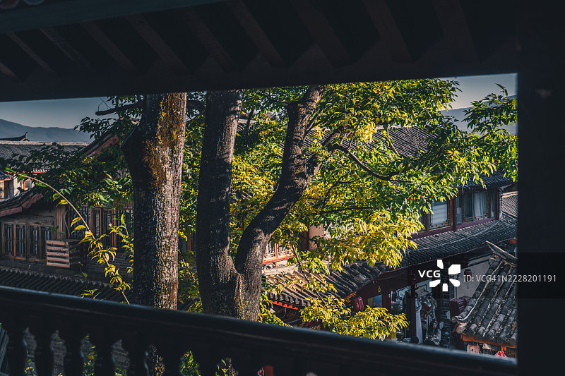 丽江，云南，中国的传统庭院阳台景观图片素材