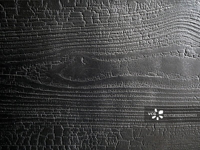 烧焦的黑色纹理木板特写。阳光。自然色彩。法国巴黎。图片素材