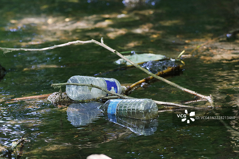 法国塞纳-马恩河中的废弃瓶子图片素材