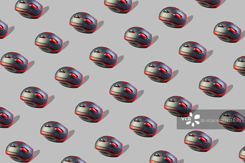 灰色背景上的电脑鼠标图案。计算、科技、个人电脑、笔记本电脑、台式机、计算机、光标和手柄的概念。图片素材