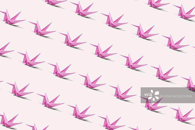 粉色背景上的纸鹤无缝图案图片素材