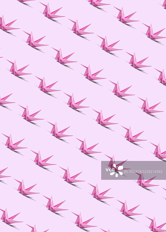 粉色纸鹤无缝图案，背景为柔和色调。图片素材