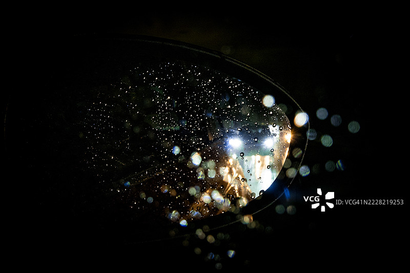 在雨中驾车穿过桥梁图片素材