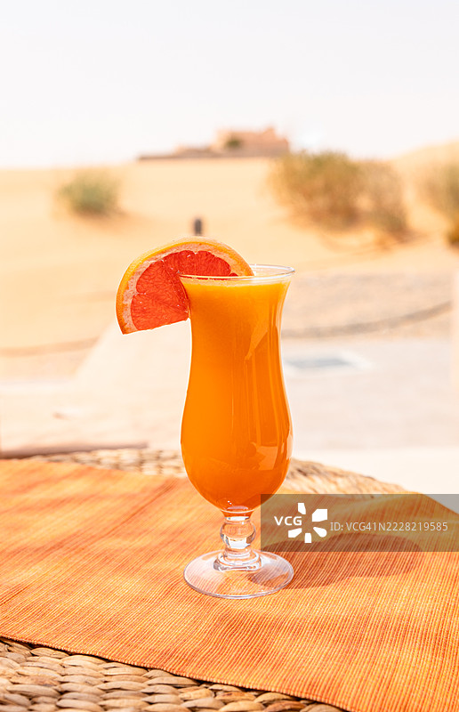 橙色鸡尾酒无酒精饮品，搭配葡萄柚，在沙漠酒店度假村供应图片素材