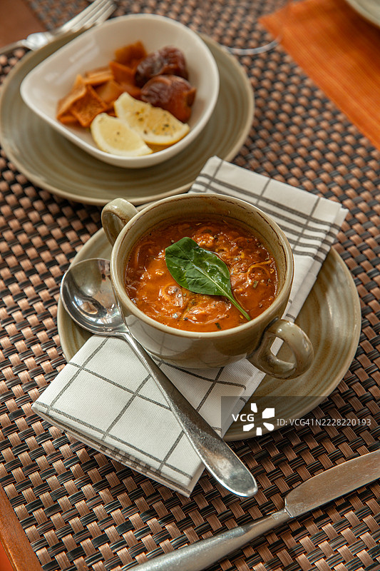 阿拉伯扁豆汤配羊肉和柠檬，在餐厅享用午餐图片素材