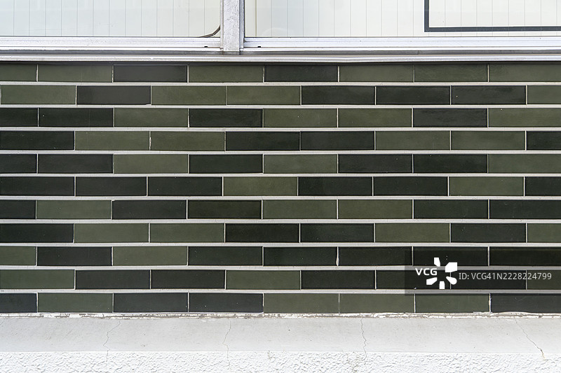 绿色瓷砖墙与窗户底部图片素材