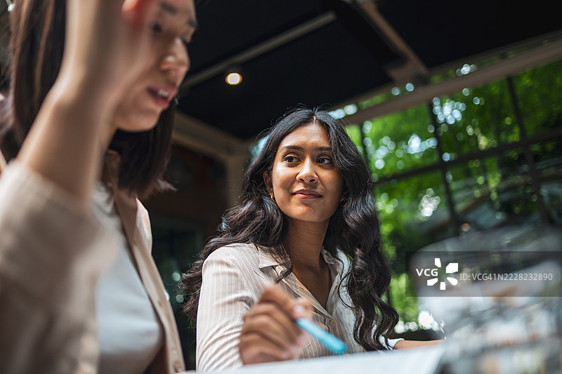 年轻女商人在餐厅开会图片素材