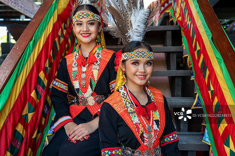 身穿林安布根林昂基特卡林服饰的两位穆鲁特女孩的肖像图片素材