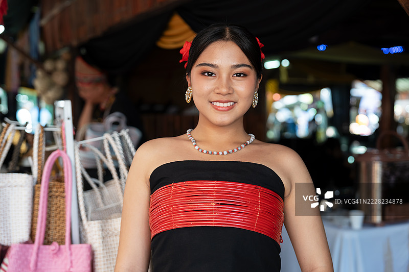 快乐的卡达赞杜顺丁达尔女孩穿着在亚庇的卡马坦丰收节期间的科塔贝鲁德里纳冈服饰图片素材