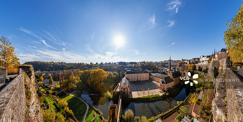 卢森堡老城（下城）的秋季风景全景图片素材