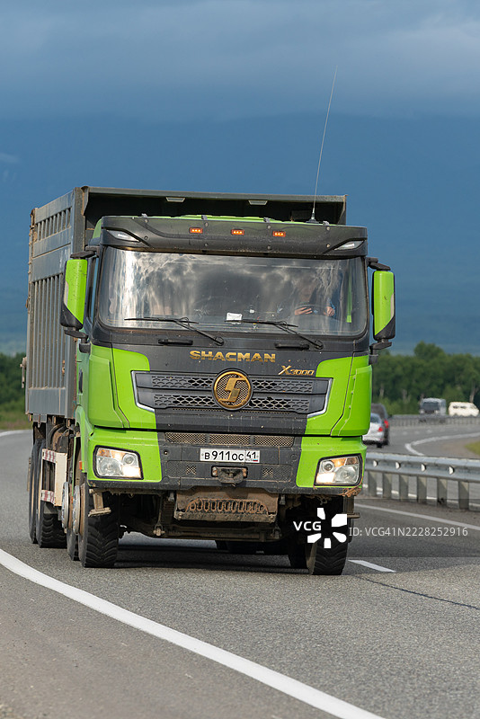 一辆前视图的陕汽X3000重型自卸卡车正在高速公路上行驶图片素材
