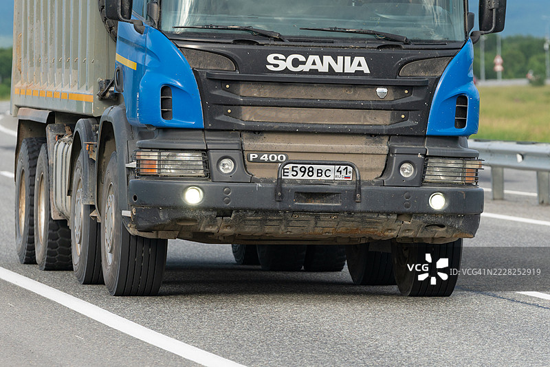 斯堪尼亚P440 12轮自卸卡车在高速公路上行驶的特写镜头图片素材