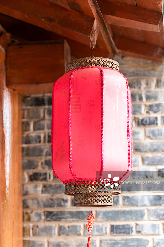 鲜艳的红色中国灯笼悬挂在传统屋顶下图片素材