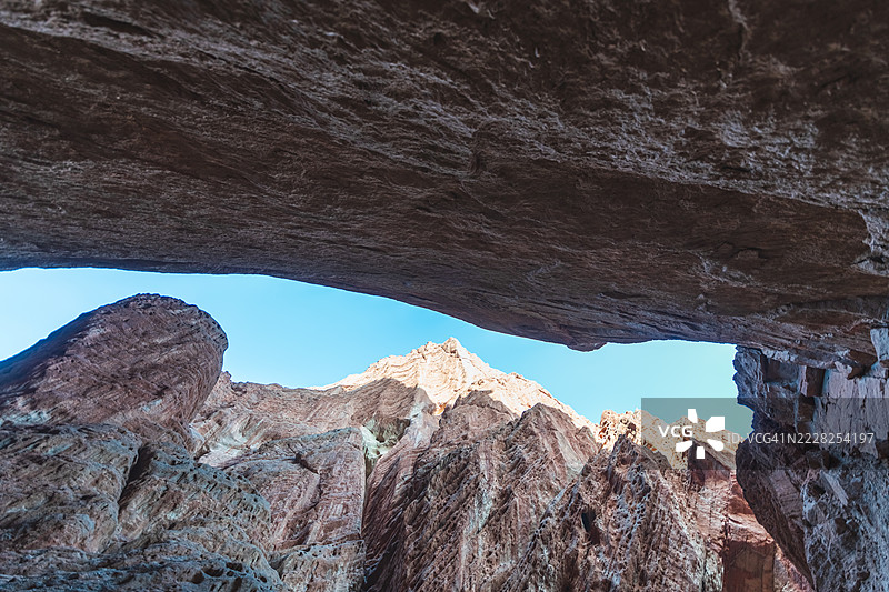 自然风光中清澈蓝天下的岩石 formations图片素材