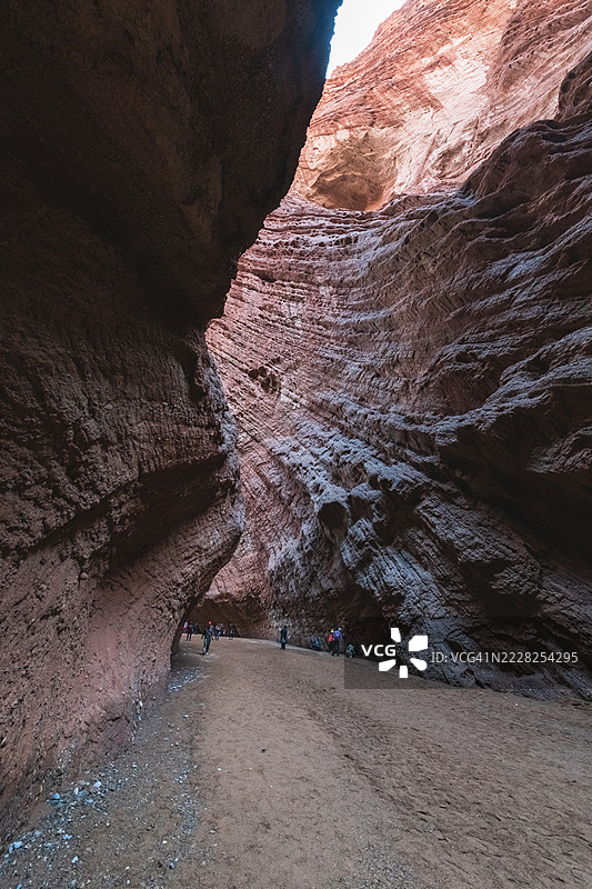 狭窄的岩石峡谷中有人在徒步旅行图片素材