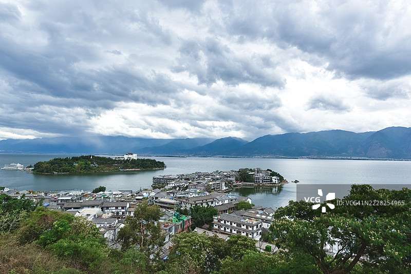水边小镇和岛屿上空的多云日景图片素材