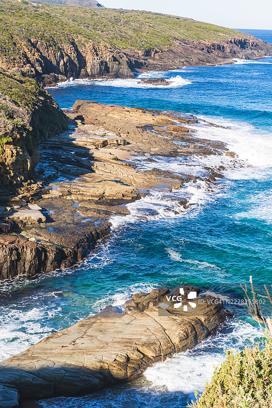 美丽的海岸悬崖与碧蓝的海浪图片素材