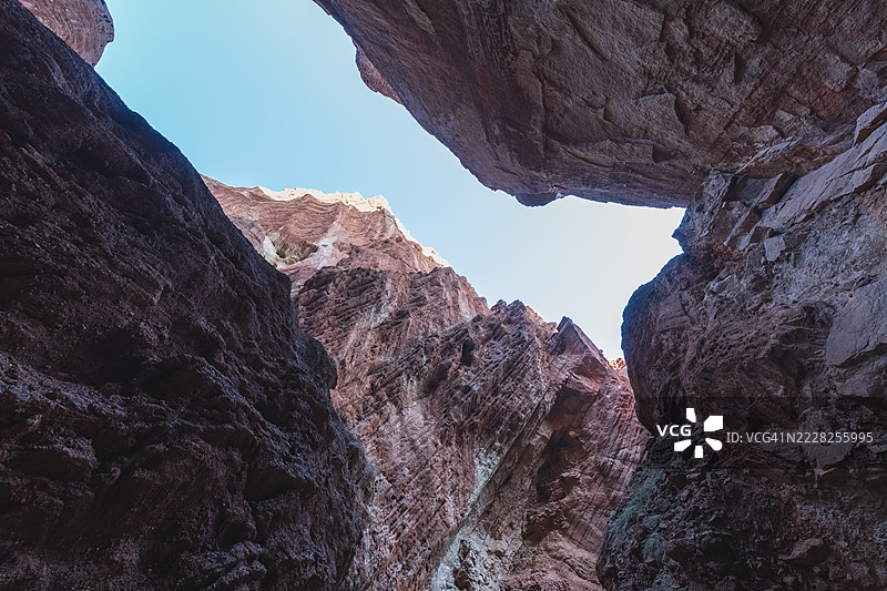 在狭窄的峡谷中仰望高耸的岩石 formations图片素材