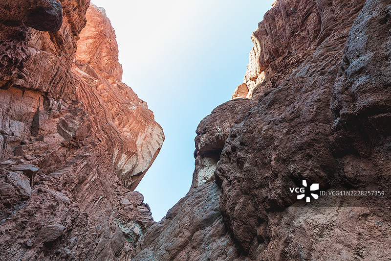 岩石形成物高耸于湛蓝的天空之上图片素材