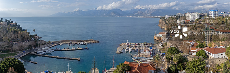 安塔利亚市海岸线和卡莱伊奇码头的全景航拍图图片素材