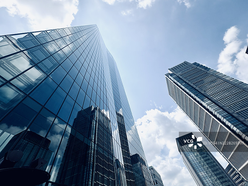 从低角度看东京千代田区的城市景观图片素材