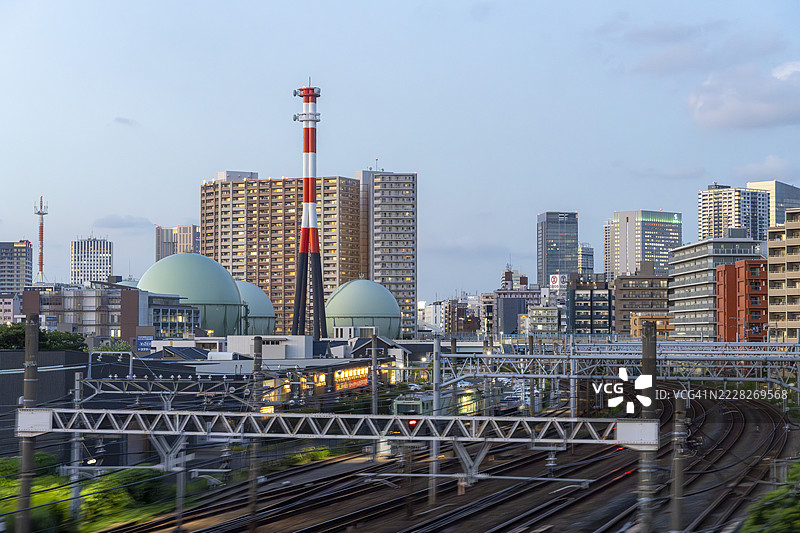 横滨市景与铁轨和工业元素图片素材