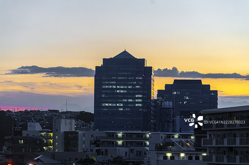 黄昏时分远眺横滨商业公园双子塔图片素材