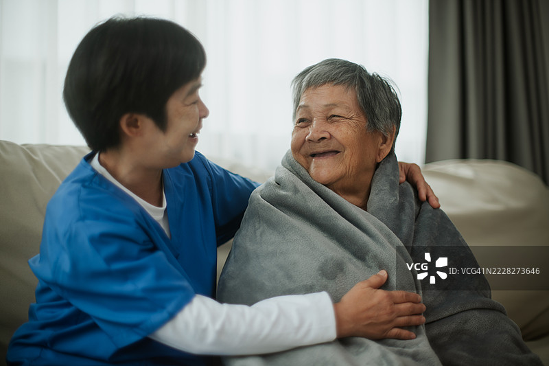 老年人由成熟的护理人员照顾。图片素材