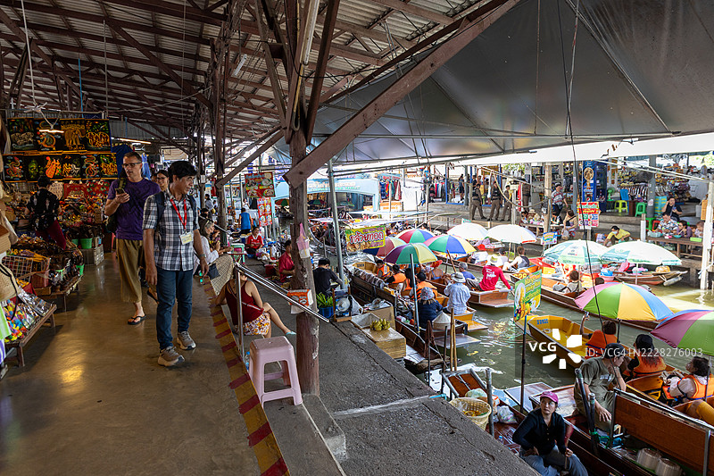 泰国拉差布里省的达姆农沙杜克运河上的达姆农沙杜克水上市场图片素材