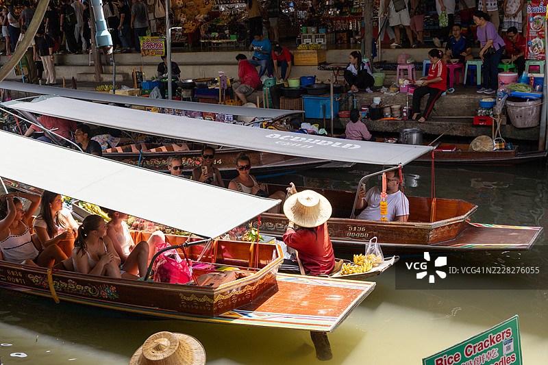 泰国拉差布里省的达姆农沙杜克运河上的达姆农沙杜克水上市场图片素材