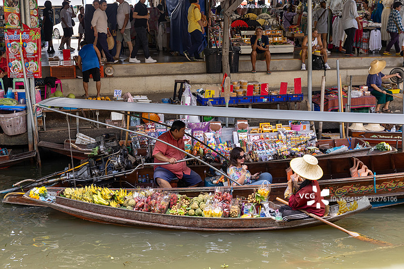 泰国拉差布里省的达门沙杜克运河上的达门沙杜克水上市场图片素材